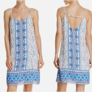 AQUA WHITE PAISLEY V-NECK MINI SHIFT DRESS
